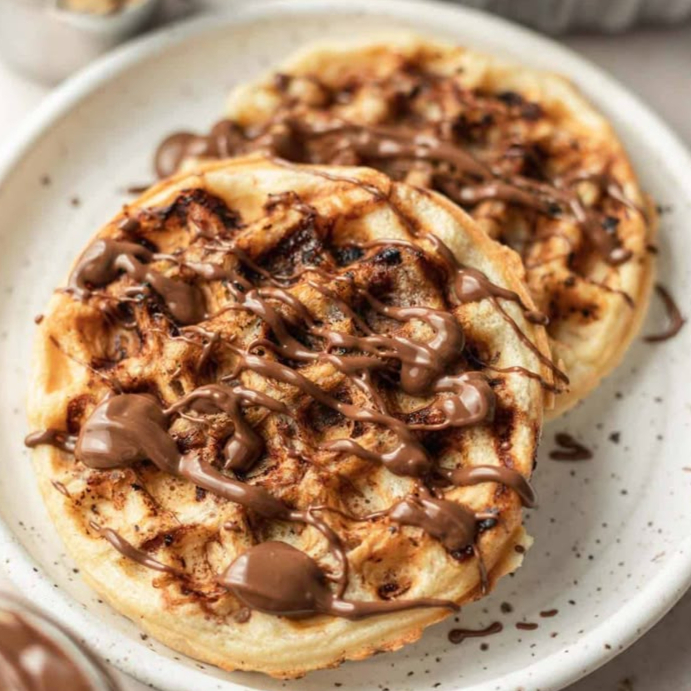 WAFFLE DE QUESO CON FRUTOS ROJOS