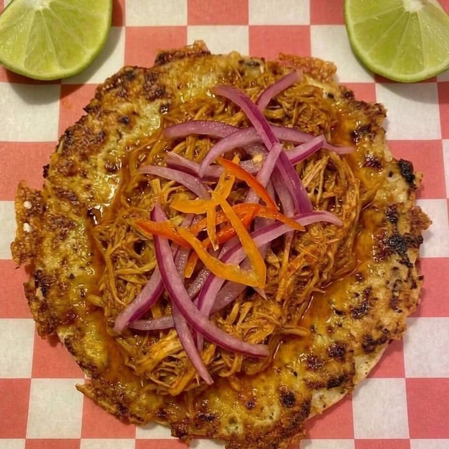 Costra de Queso con Cochinita