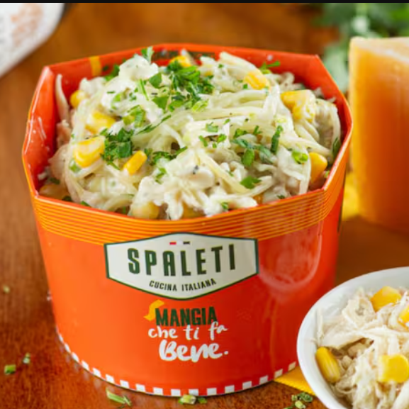 Uma irresistível massa tipo Spaguetti com suculenta porção de frango desfiado ao molho Catupiry, milho, queijo mussarela, cheiro verde e temperos especiais. Você vai se apaixonar!