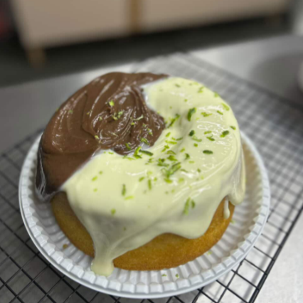 Massa Fofinha De Baunilha Com cobertura e recheio de mousse de Limão e brigadeiro ao leite cremoso
