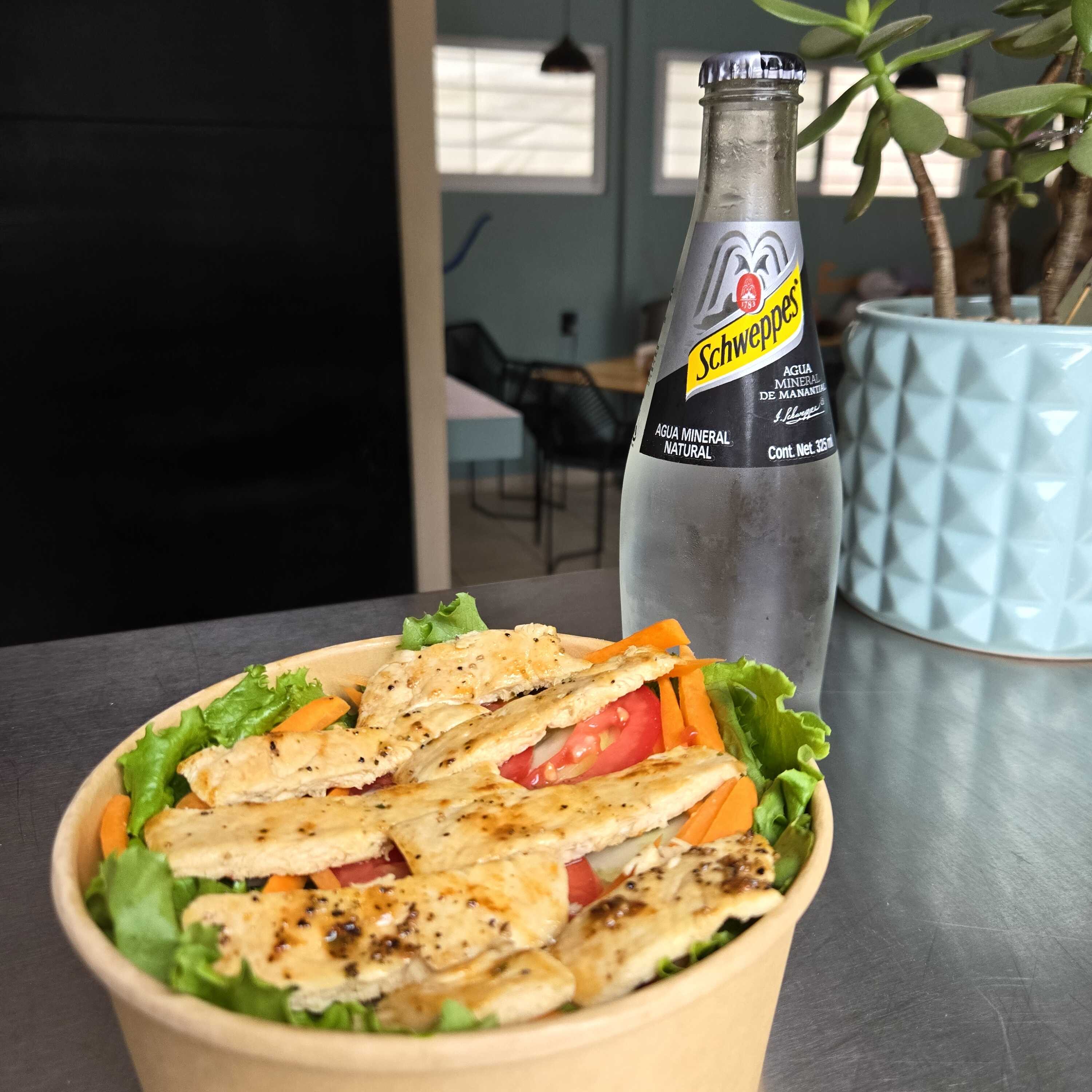 Ensalada + Agua Mineral