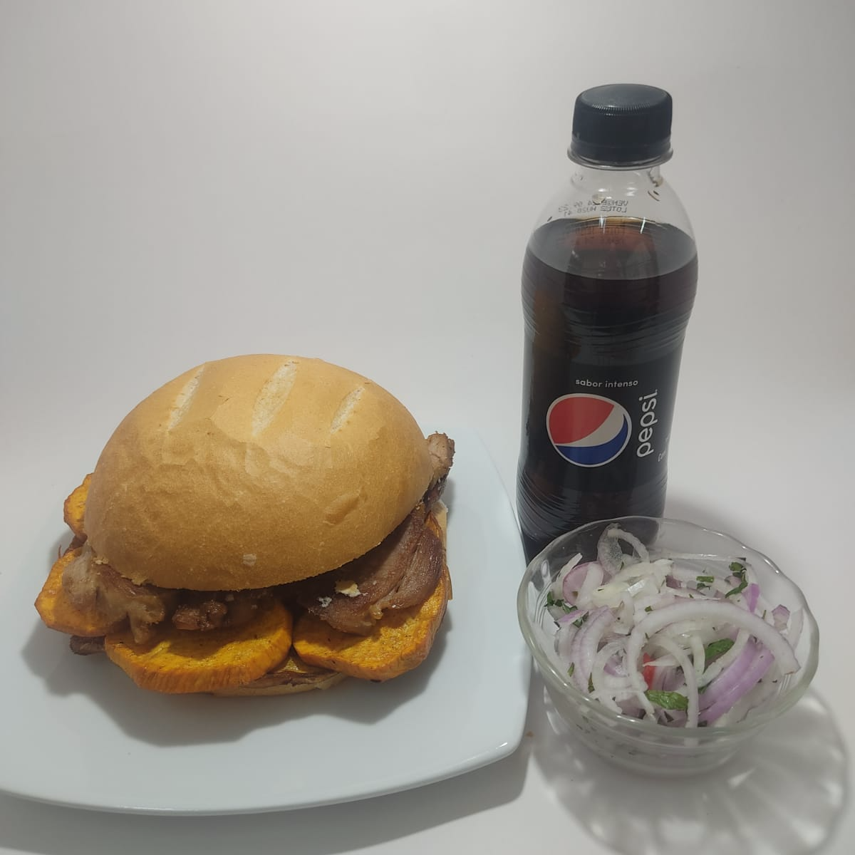 PAN CON CHICHARRON + PEPSI