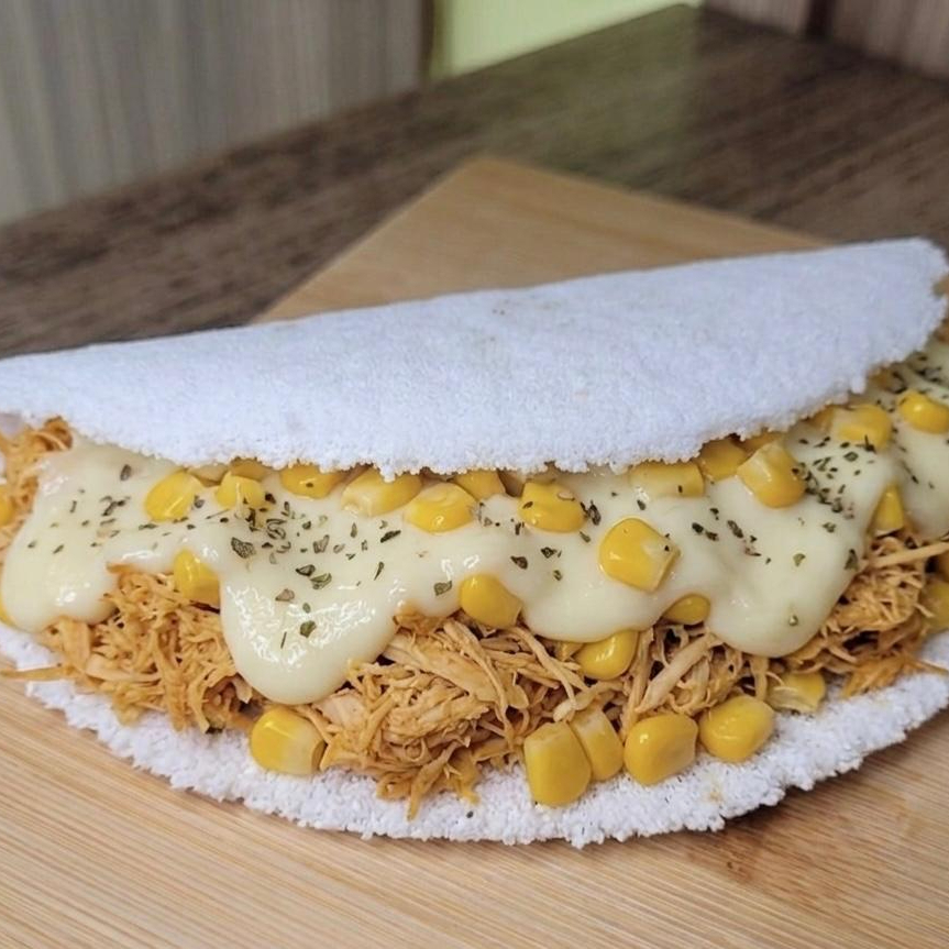 Tapioca recheada com frango desfiado,milho e requeijão cremoso.