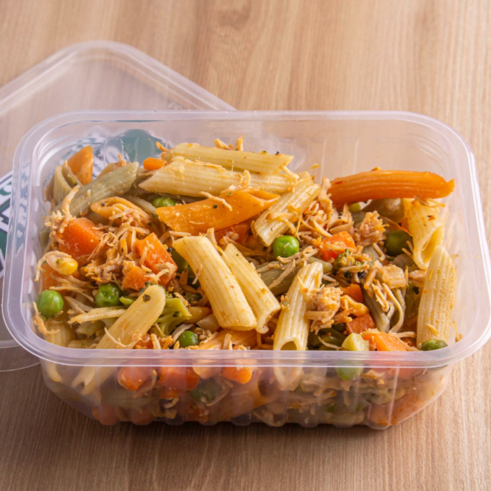 MACARRAO, FRANGO DESFIADO, BROCOLIS, CENOURA