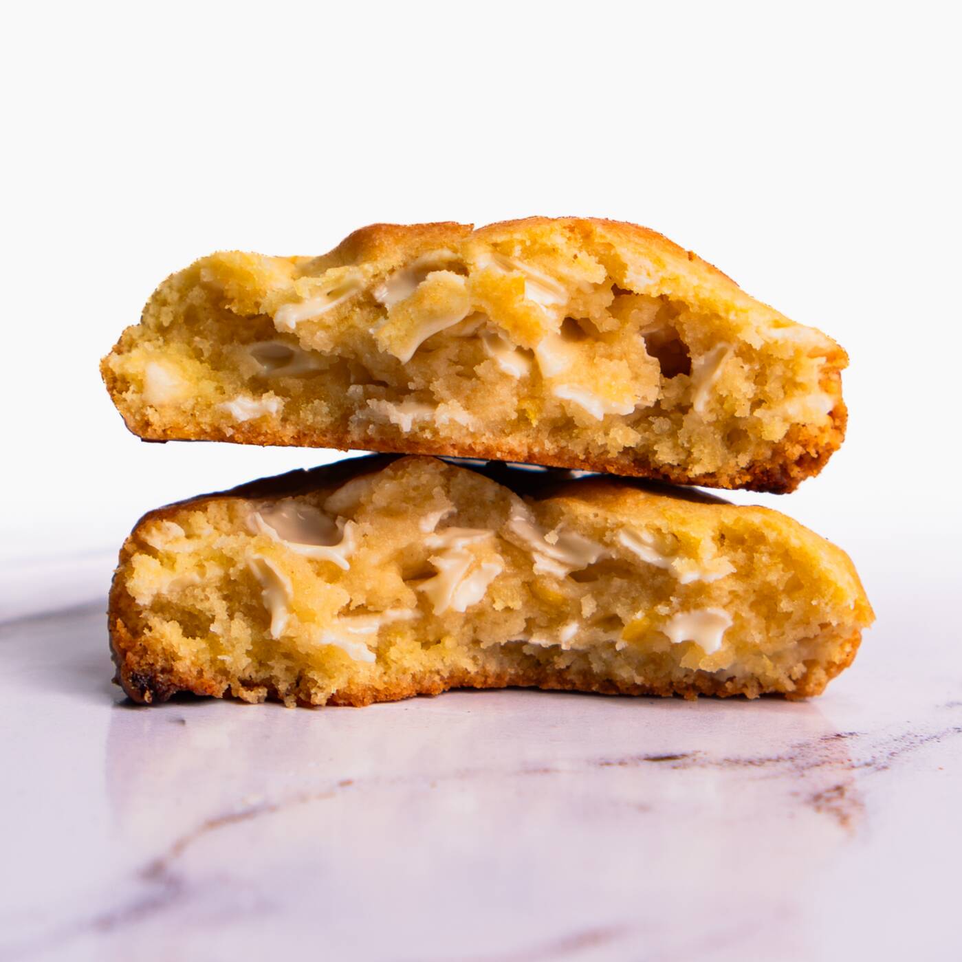 Nosso cookie de Limão Siciliano é feito com massa de limão siciliano e muitas gotas de chocolate nobre branco. Uma combinação surpreendente de frescor e doçura.
