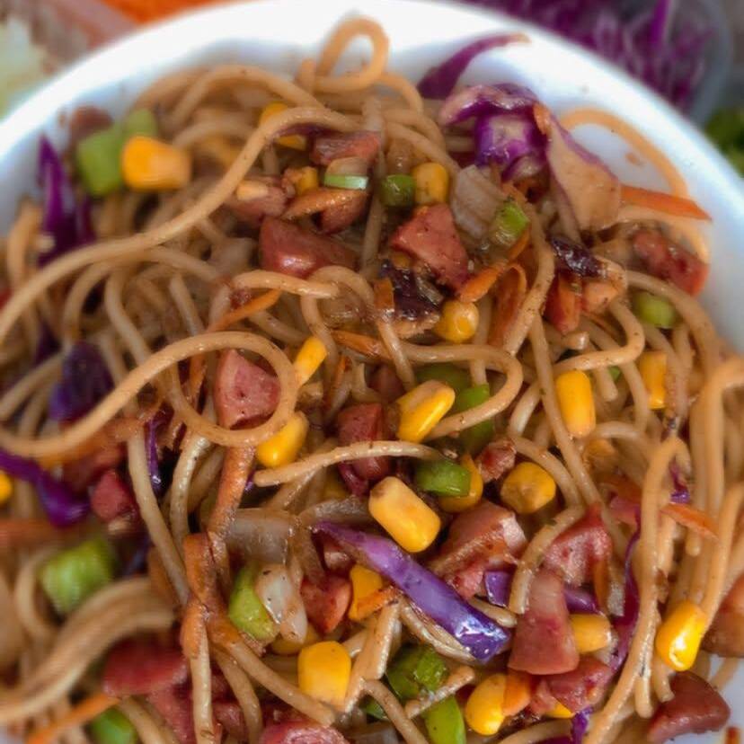 Macarrão espaguete,bacon, calabresa, pimentão, cebola, repolho roxo,cenoura ralada,milho, molho shoyu, orégano, mussarela gratinada