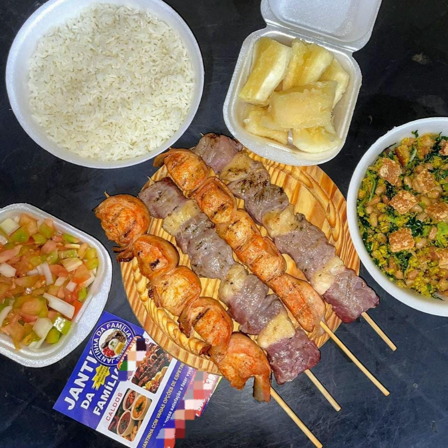 Neste combo vai: 1 Marmitex de arroz, 1 Marmitex de Feijão Tropeiro, 1 Mandioca Mini, 1 Vinagrete Mini e 4 Espetinhos (2 Contra Filé e 2 Frango Com Bacon)