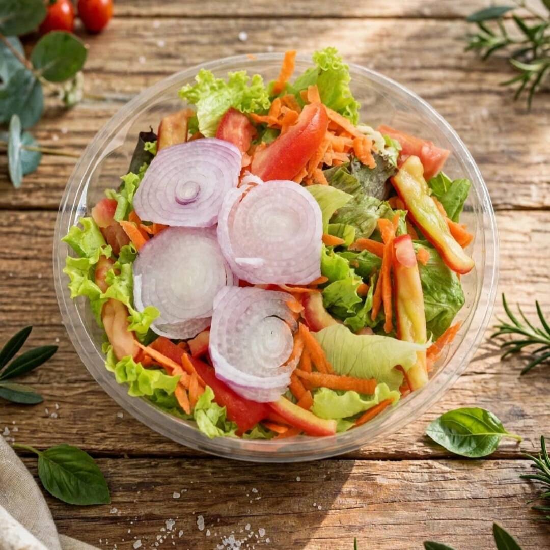 SALADA SIMPLES COM MIX DE FOLHAS, TOMATE, CEBOLA ROXA, CENOURA RALADA, E MOLHO DA CASA ZERO LACTOSE.