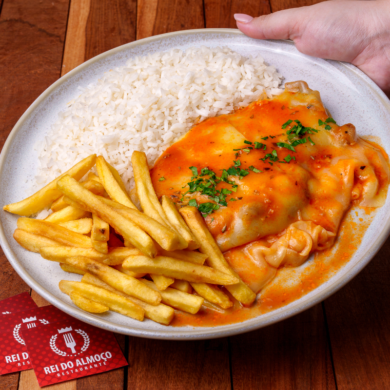 Filé de frango empanado, coberto com molho de tomate caseiro e queijo gratinado. Vai com arroz soltinho e fritas douradas. Um clássico do Chef que conquista à primeira garfada.