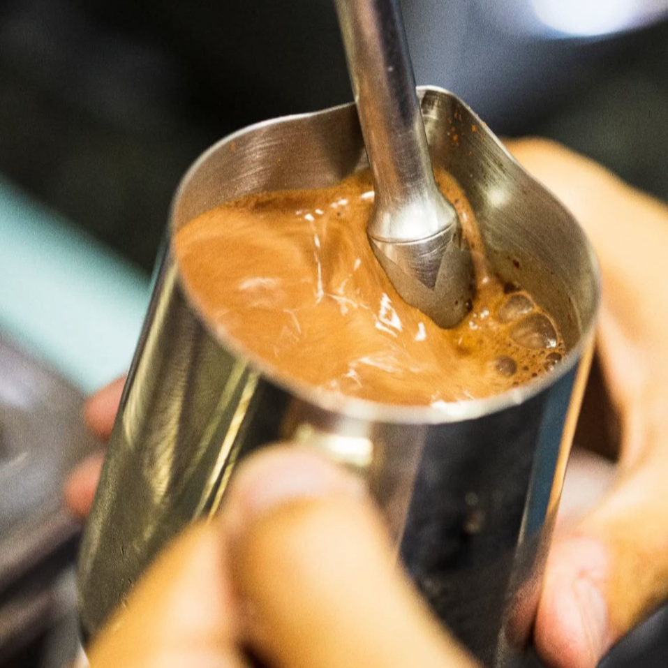 O nostálgico da Selva Nossa, cheio de gosto de infância e cheiro de bons tempos. - Leite, chocolate de verdade (32% cacau) e beeeem quentinho!!! (tamanho 260ml)