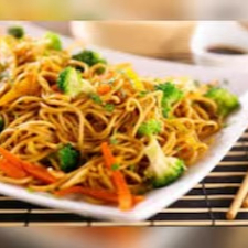 Yakisoba de legumes recheado com repeolho roxo, repolho verde, brócolis americano e molho especial da casa