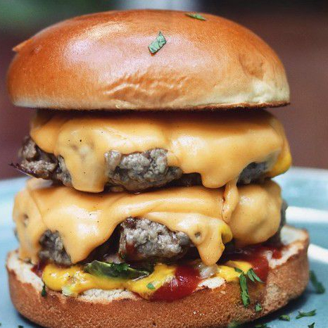 Uma combinação clássica com um toque especial. Preparado no pão brioche macio, com 2 hambúrgueres suculentos, queijo cheddar cremoso, picles e a exclusiva maionese da casa, o combo acompanha uma porção pequena de batata frita e um refrigerante pequeno bem gelado, formando uma refeição completa, equilibrada e cheia de sabor.