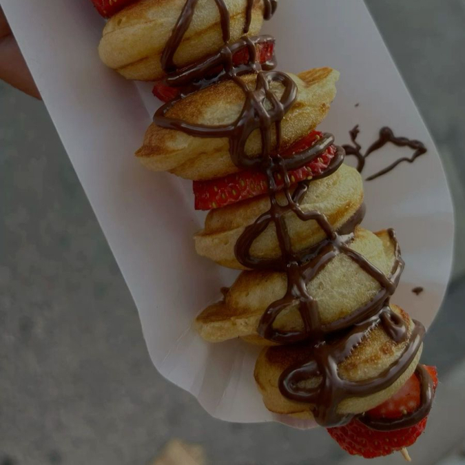 BANDERILLA DE FRESA CON MINI HOTCAKES