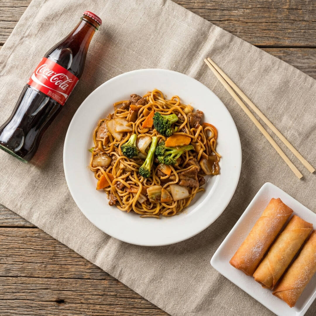 O Combo Yakissoba acompanha o nosso tradicional Yakissoba Classico de 850 gramas ( carne e frango) + 2 unidades de rolinho romeu e julieta + 1 coca cola de 600 ml