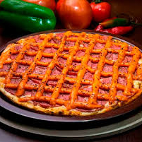 Molho tradicional, 200Gr de mussarela, 100Gr de Calabresa, Cheddar, azeitonas, e cebola