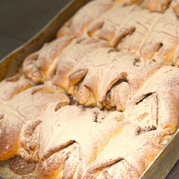 Pão fofinho com toque quente de canela, perfeito para acompanhar um café.