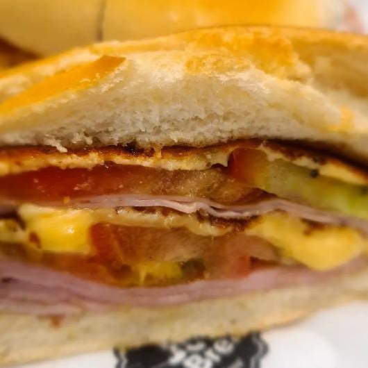 Pão francês, presunto, queijo, tomate