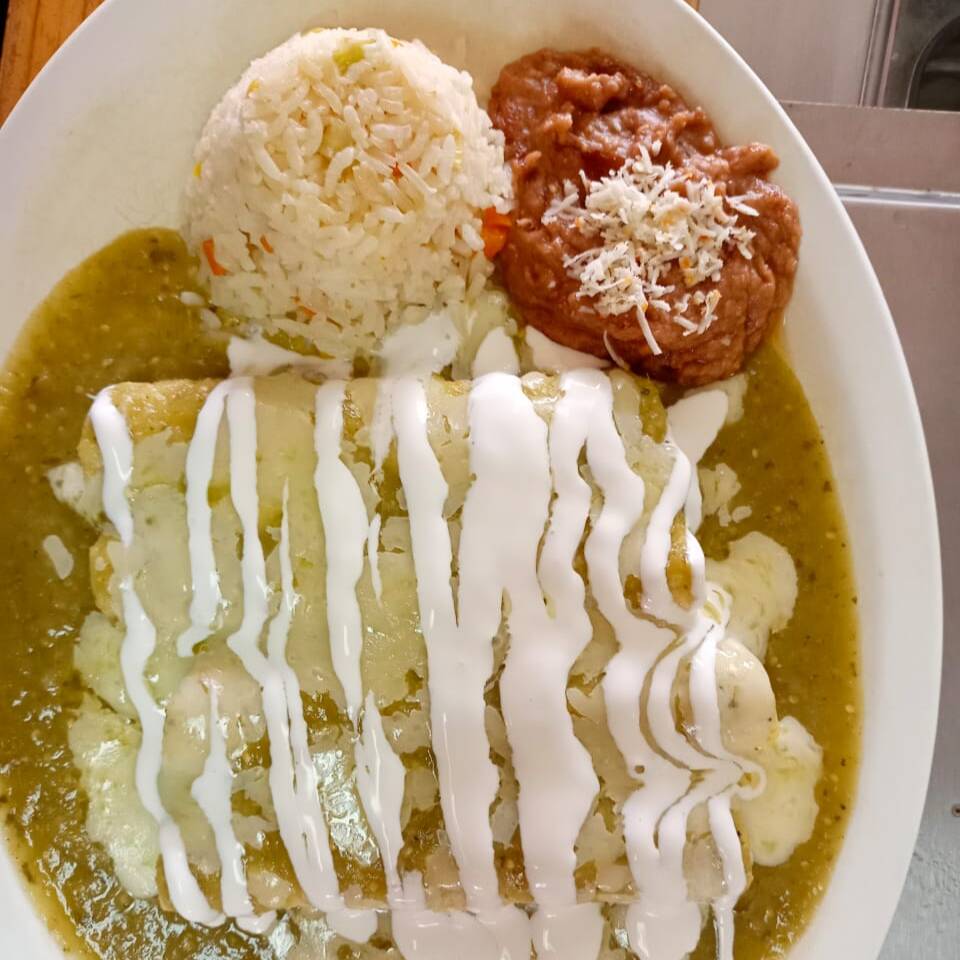 Enchiladas Suizas pollo (agua del dia y sopa)