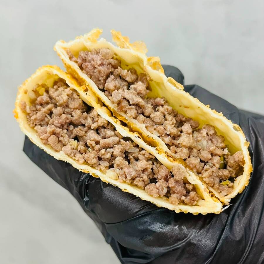 Um pastel de aproximadamente 20 cm, feito com massa crocante e dourada, recheio generoso e ingredientes selecionados para entregar uma experiência saborosa do começo ao fim.
Ingrediente: carne
