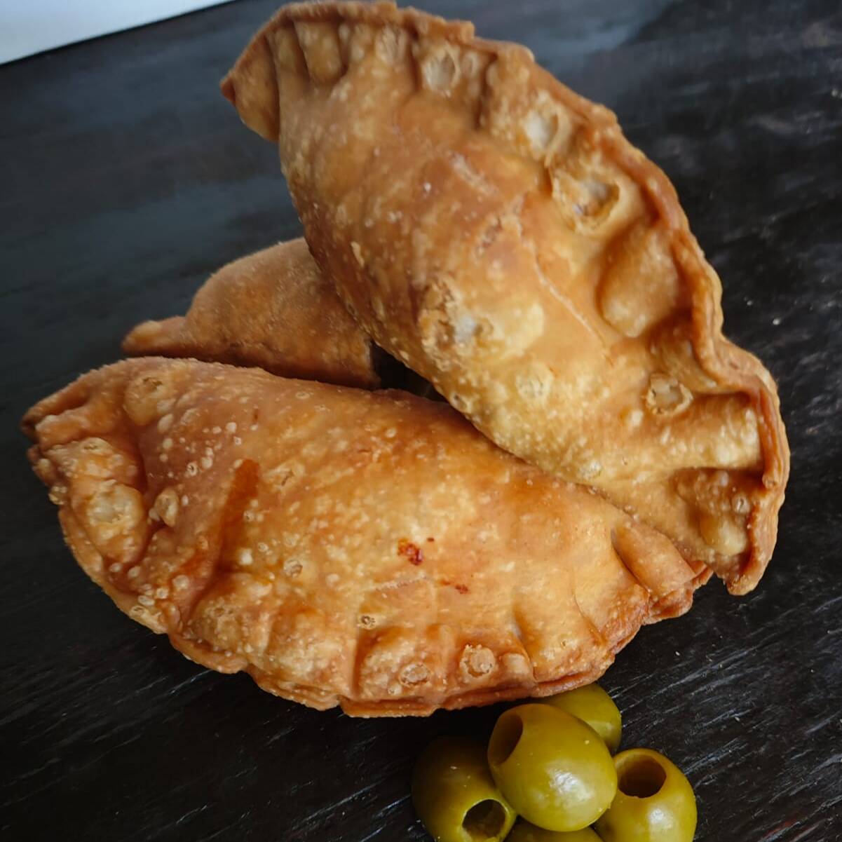 Empanada Argentina de Carne al Pastor con Queso