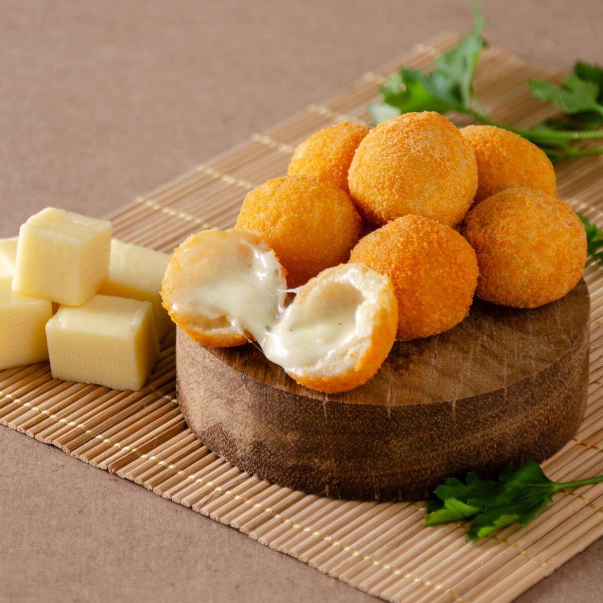 Deliciosos salgados com massa de batata e amanteigado, com peso aproximado de 20g, tamanho festa. Todos nossos salgados são fritos na hora, garantindo sabor e qualidade. Aproveitem!!!