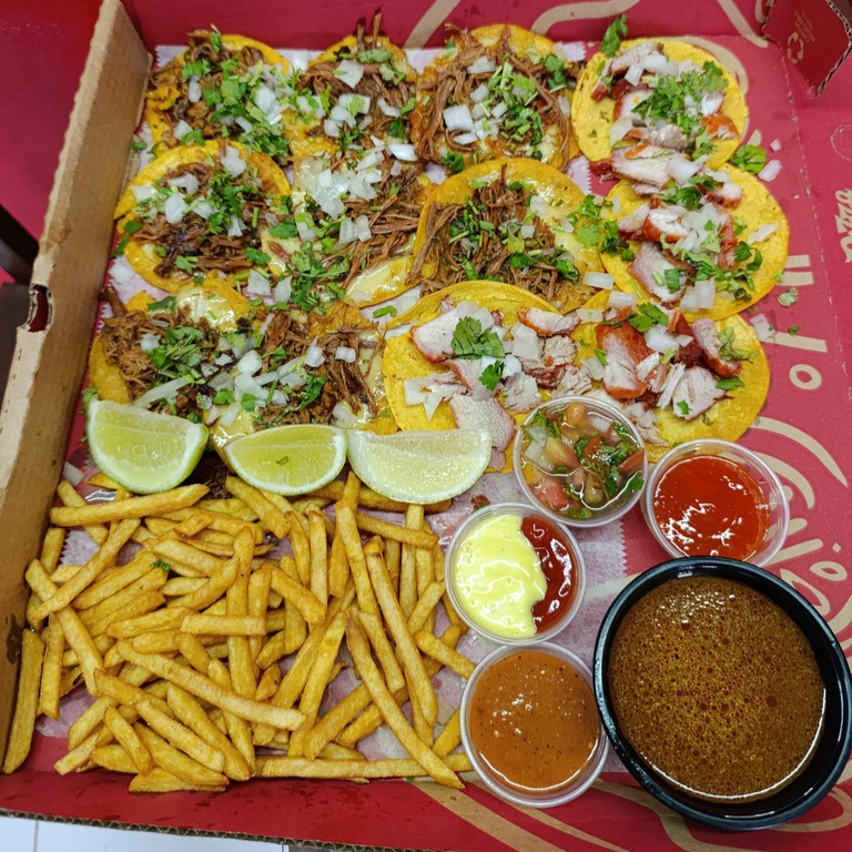 Taquiza Familiar Birria y Chicharrón
