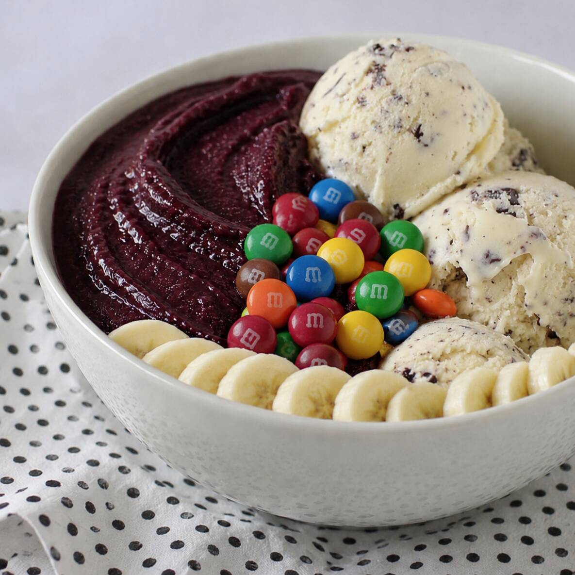 O encontro dos seus favoritos em um só pedido! Esse produto vem com metade açaí bem cremoso e metade com nosso creme de Ninho c/ Nutella. Perfeito para quem não consegue escolher um só.
