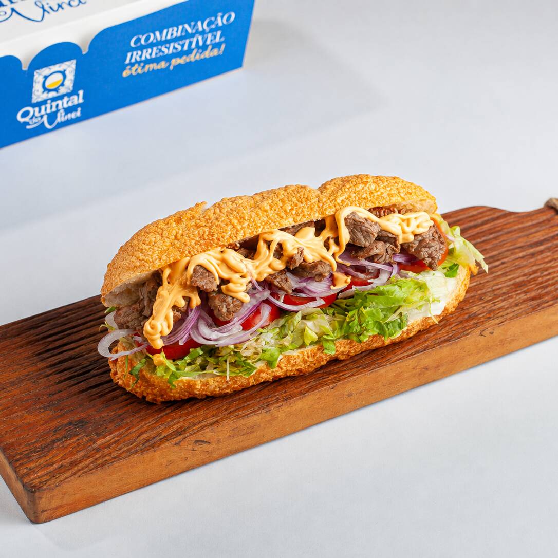 Na baguete de mussarela de 12cm, acompanhada de 60g de carne fatiada, com maionese chipotle, alface americana, tomate e cebola roxa.
Para quem curte uma carninha fatiada, com toque de pimenta, essa é uma ótima opção!