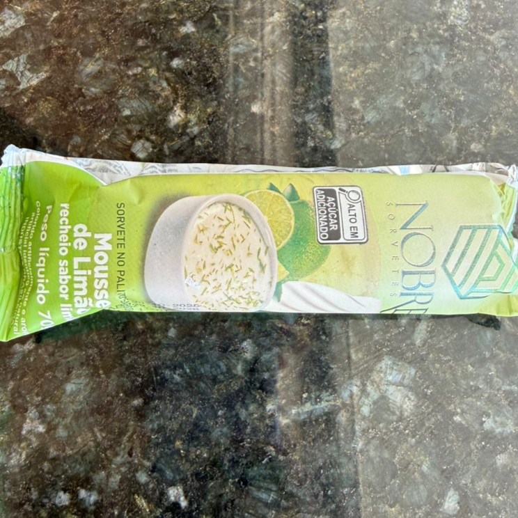 PICOLÉ SORVETE NO PALITO SABOR MOUSSE DE LIMÃO COM RECHEIO DE LIMÃO