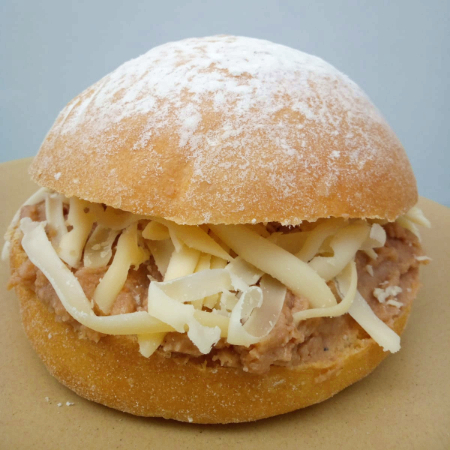 Pambazo de Frijoles con Queso