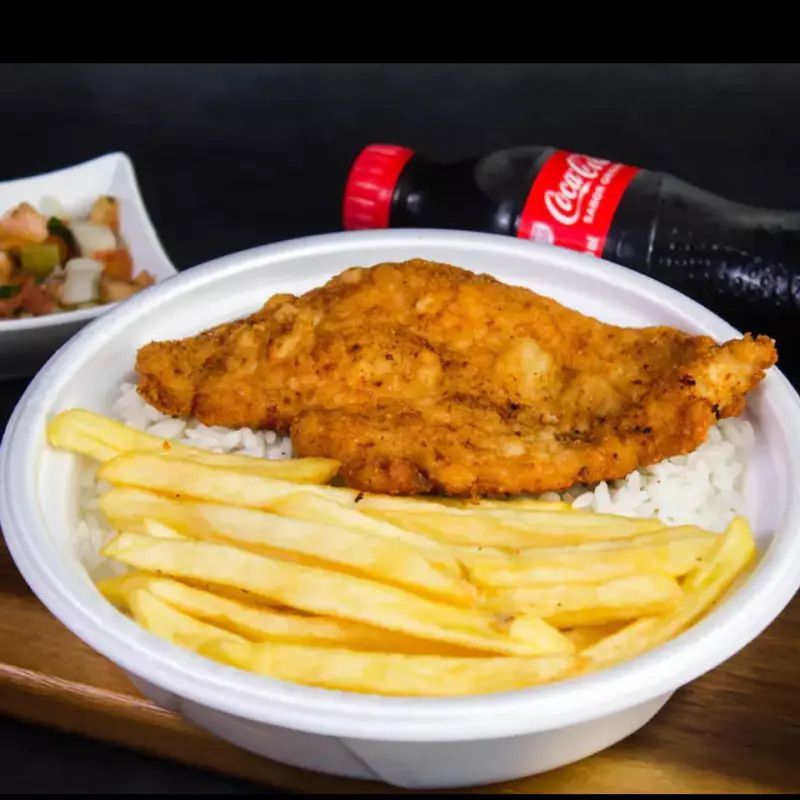 Arroz, feijão, filé de frango empanado, batata frita e Salada