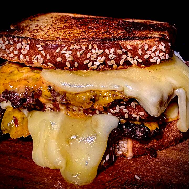 Sandwich Doble de Carne con Extra Queso