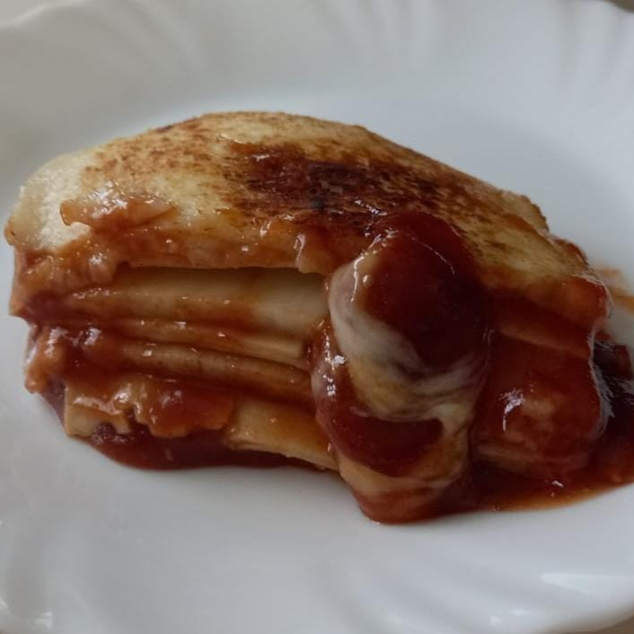 Massa artesanal, creme de goiabada cascão, queijo mussarela, parmesão e um leve requeijão.