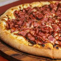 Pizza grande com 08 fatias que acompanha: Massa artesanal de fermentação natural , molho de tomate artesanal, calabresa, cebola fatiada e barbecue.