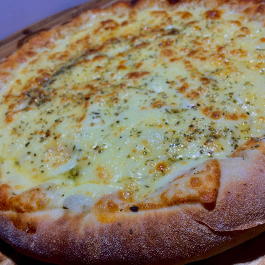 Massa, molho, muçarela e óregano.