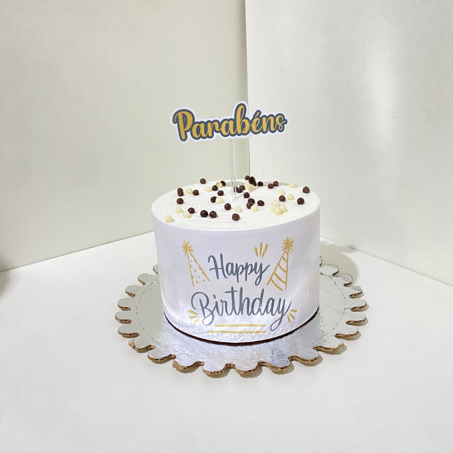 Bolo de Baunilha com recheio de doce de leite, serve 10 pessoas (Aprox 1,755 Kg ). E de brinde um topo de Parabéns. Não Personalizamos a decoração.