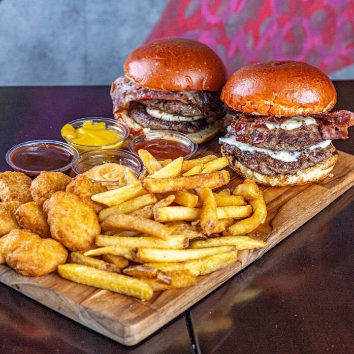 2 Manhattan 2.0 + 4 Molhos + Fritas e Nuggets Supreme