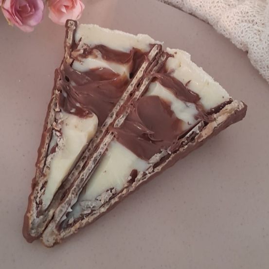 Casquinha crocante banhada em cobertura sabor chocolate com recheio de brigadeiro cremoso de leite Ninho e Nutella pura. Aprox.: 75gr