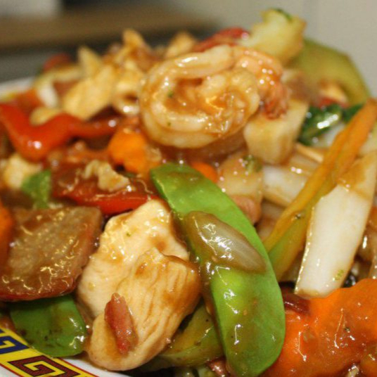 pollo con verduras con porcion de chaufa de pollo