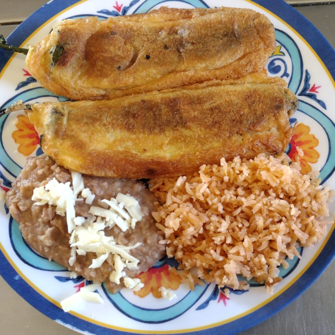 Chiles Rellenos Con Arroz Y Frijolitos