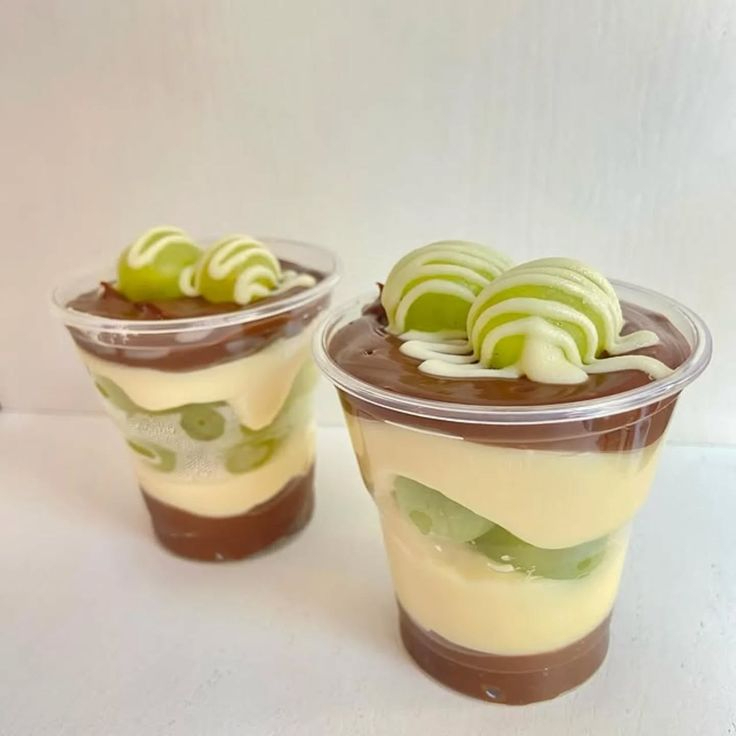 Nosso copo Tiana é cuidadosamente montado com uma camada de brigadeiro de chocolate 50% cacau, seguida de uma camada de brigadeiros de ninho e uma camada generosa de uvas frescas. por fim, recebe uma última camada de brigadeiro de chocolate 50% cacau, sendo finalizado com uvas frescas e brigadeiro de ninho, garantindo o equilíbrio, cremosidade e muito sabor.