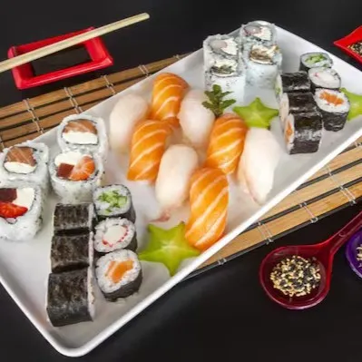 4 uramaki filadélfia, 4 romeu, 4 kani, 4 skin filadélfia, 4 kappa, 4 kanimaki, 4 shake, 4 niguiri tilápia e 4 niguiri salmão.