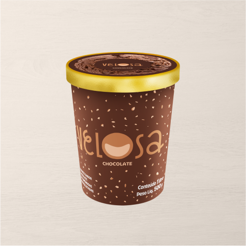 Sorvete de chocolate delicioso finalizado com o requinte de amêndoas achocolatadas.