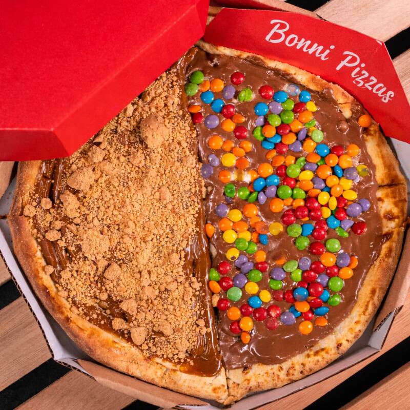 Perfeita para adoçar o seu Dia! Nossa pizza doce de 35cm é preparada com massa leve e ingredientes de alta qualidade, garantindo uma sobremesa deliciosa e irresistível. Escolha um sabor da sua preferência e aproveite todo o sabor e cuidado das pizzas