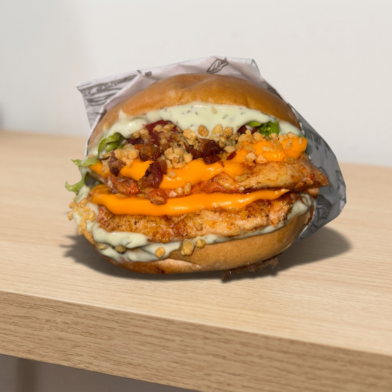 pao brioche, file de frango, cheddar, bacon picadinho, alho frito, alface, tomate, molho verde