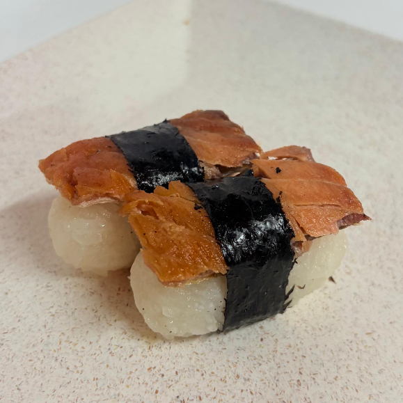 Base de arroz modelado com fatia de Skin(Pele do Salmão).
