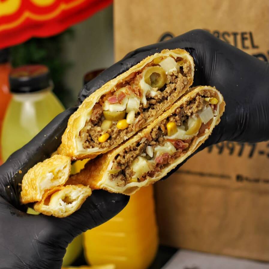 Carne temperada combinada com ingredientes especiais, criando um recheio completo e irresistível (carne, queijo, bacon, milho, palmito, azeitona e ovo).