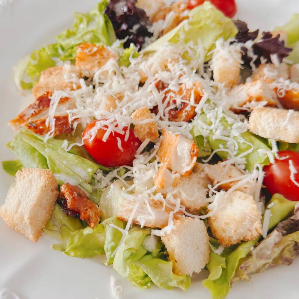 Alface crocante, frango grelhado,
parmesão e croutons com molho Caesar.