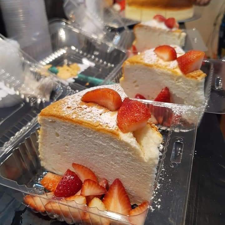 Rebanada de Pay de Queso con Mermelada de Fresa
