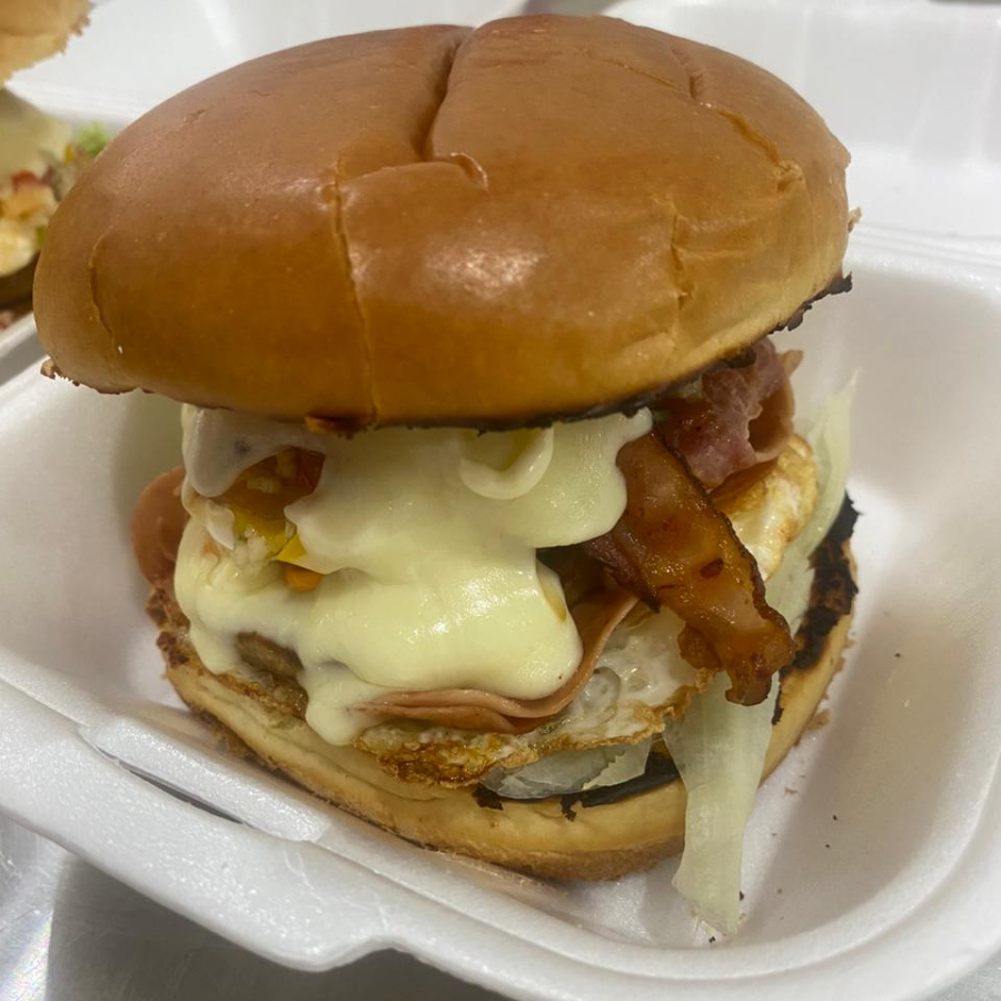 pão, hambúrguer, alface, hambúrguer toscana, ovo, bacon, vinagrete, queijo prato, requeijão, cheddar, tomate cozido